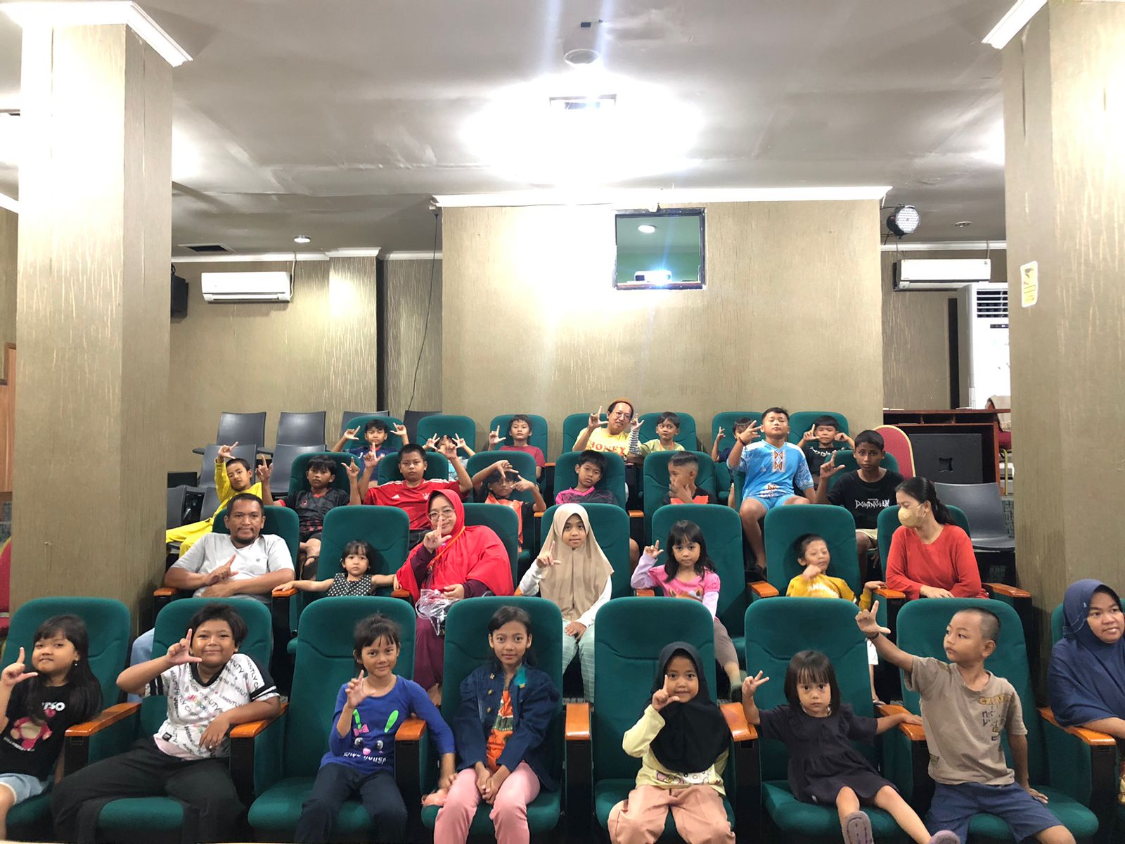 Menonton Film Edukasi